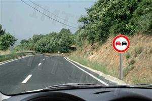 Perante a sinalização, estão proibidos de realizar a manobra de ultrapassagem a outros automóveis: