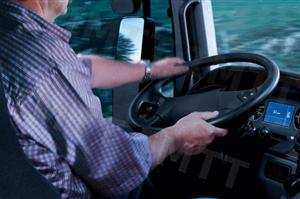 O sistema de bloqueio manual do diferencial que equipa certos automóveis 6x4 e 4x4, geralmente, quando activado permite: