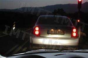 A luz que ilumina a chapa de matricula deve tornar legível os seus dígitos a uma distância de: