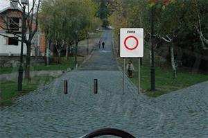 Na via onde se encontra este sinal, só é permitido o trânsito de velocípedes.