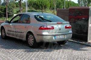 Quando executo a manobra de estacionamento, é possível recorrer à marcha atrás?