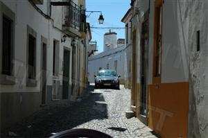 Não sendo possível o cruzamento entre os dois veículos nesta via, e estando o meu mais próximo do local onde podem cruzar, quem deve fazer marcha atrás?