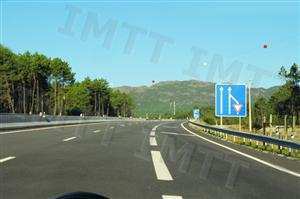 De acordo com a sinalização vertical, devem ceder a passagem os condutores que circulam na via de trânsito: