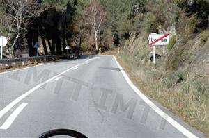 As marcas rodoviárias que se encontram no eixo da faixa de rodagem chamam-se: