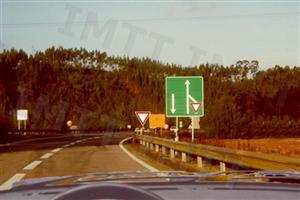 A via de trânsito em que circulo vai terminar. Devo: