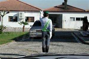 A indicação dada pelo agente regulador de trânsito, destina-se: