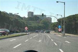 Perante a sinalização existente estou proibido de exceder a velocidade máxima de 50 km/h na via de trânsito onde circulo.