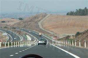 As condições meteorológicas ou ambientais podem obrigar-me a moderar especialmente a velocidade?