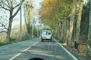 Posso iniciar a manobra de ultrapassagem se o condutor do veículo que circula à minha frente assinalar a sua intenção de ultrapassar um terceiro veículo?