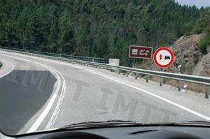 Perante a sinalização vertical estão proibidos de ultrapassar: