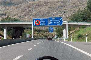 Perante a sinalização, os condutores de veículos pesados: