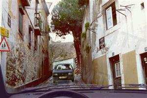 Encontramo-nos a distâncias idênticas do local onde o cruzamento é possível. Deverá o outro condutor recuar?