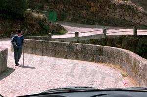 As situações de trânsito que envolvem peões idosos devem ser consideradas de forma especial.