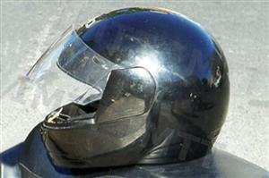 O capacete de protecção só é obrigatório para o condutor de motociclos.