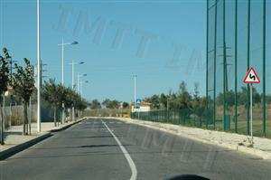 Ao circular neste local devo moderar a velocidade do meu veículo?