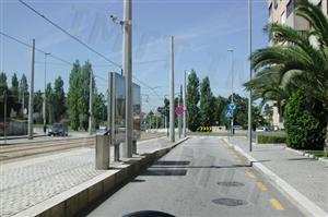 A linha descontínua de cor amarela indica-me que: