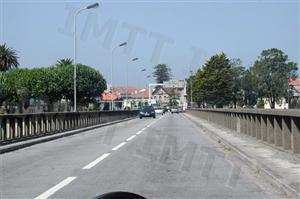 Posso efectuar a manobra de marcha atrás na ponte?