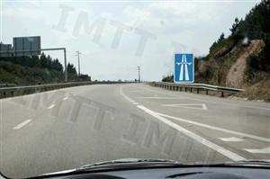 Após o sinal vertical, os limites de velocidade mínima: