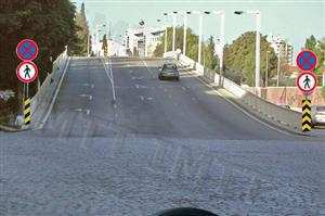 O sinal vertical de fundo branco indica-me: