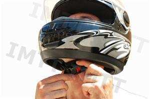 O condutor de um motociclo está obrigado a apertar devidamente o seu capacete de protecção?