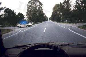 O que deve fazer o condutor do veículo da polícia?