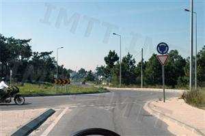 O motociclo que transita na rotunda deve: