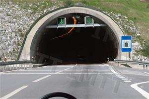 Nos túneis é permitida a realização da manobra de marcha-atrás?