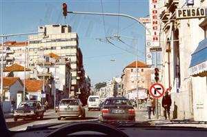 Nesta situação, quando a luz passar a verde, se necessário devo advertir o condutor da frente com o uso breve de sinais sonoros.