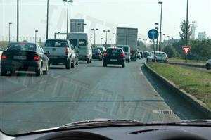 Os condutores que se apresentam pela minha direita têm o dever de ceder a passagem?