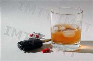 Há medicamentos que, ingeridos ao mesmo tempo que bebidas alcoólicas, reduzem a aptidão para a condução?