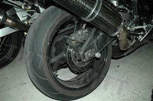 As partes laterais dos pneus dos motociclos são submetidas a maior esforço, sempre que: