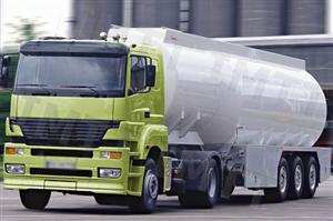 O condutor que efectue o transporte de uma mercadoria líquida em automóvel pesado, e verifique uma fuga do líquido transportado, deve: