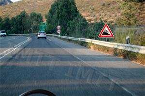 Neste local de declive acentuado, devo moderar a velocidade utilizando para o efeito: