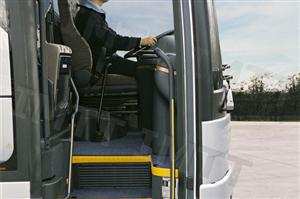 O condutor de um autocarro urbano verifica que nenhum dos passageiros cede o lugar a uma pessoa com elevado grau de deficiência física, logo deve: