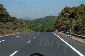 Circulo numa via equiparada a auto-estrada. Posso efectuar a manobra de marcha de atrás neste local?