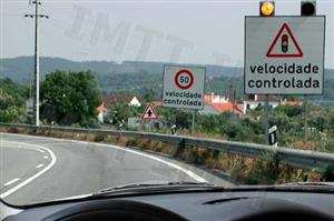 A velocidade controlada pela sinalização é: