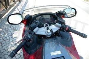 Regra geral, onde se encontra colocado o interruptor de emergência dos motociclos?