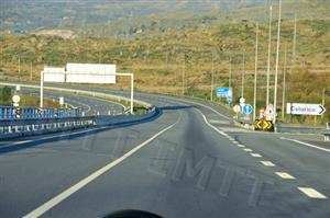 Nas auto-estradas, a velocidade máxima autorizada é de: