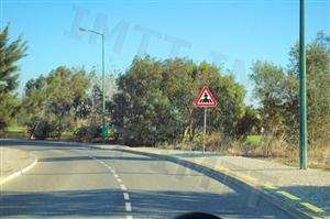 A marca rodoviária inscrita sobre o bordo do passeio proíbe-me de: