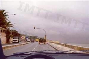 Nesta situação, perante a sinalização amarela, devo: