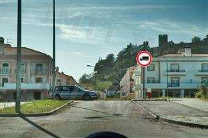 O sinal de proibição não permite a circulação de: