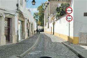 Um veículo com altura superior a 2 metros pode circular nesta via pública?