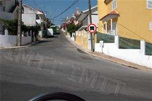 Conduzo um automóvel ligeiro de passageiros. Posso seguir pela via sinalizada?