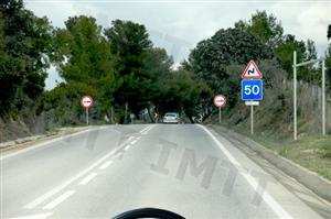 É permitida a realização da manobra de inversão do sentido de marcha neste local. Concorda com esta afirmação?