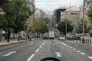 Como devo proceder perante a luz amarela não intermitente?