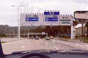 Os sinais colocados no pórtico são: