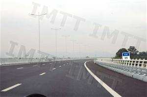 Que limites de velocidade se encontram fixados para a circulação em auto-estrada?